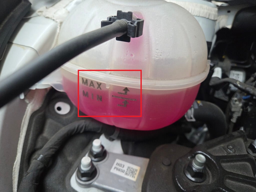 차량 점검 냉각수 리저버 탱크
