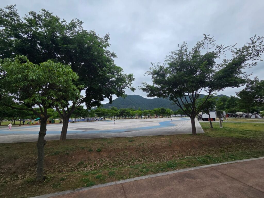 황산공원 놀이터 공터